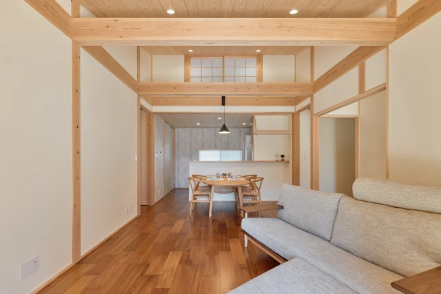 ▶木の温もりを感じる平屋の家
　明るく自然素材に囲まれたLDK
　南面に大きな窓を設置することでリビングを明るく、
　また、天井に羽目板･壁に珪藻土を採用しているので
　心地よい空間となっています。

　キッチン横には階段下を利用したパントリーを設置
　パントリーを通って玄関に行けるようになっているので
　家事動線を考えられた間取りとなっています。

・——————————————・

～美しい木の家に住もう。～
木を活かした家づくりを得意とする
愛知県の工務店です。
#パッシブデザイン 設計を基本とする
#健康 的で居心地の良い住まいをご提案しています。
土地探しや資金計画、わからないことは何でも
お気軽にご相談ください。
新築だけでなく、#リフォーム #リノベーション の
ご相談も承っております。

・——————————————・

□■株式会社ザイソウハウス■□
TEL：052-212-7221
kenchiku@zaiso-house.co.jp
https://www.zaiso-house.co.jp/

・——————————————・

#マイホーム　#マイホーム計画　#省エネ住宅　#パッシブ住宅　#パッシブデザイン
#木の家　#自然素材の家　#愛知工務店　#注文住宅　#愛知注文住宅　#家づくりアイデア　＃新築　#平屋　#勾配天井　＃木羽目板　＃珪藻土　＃真壁工法　＃リビング　
＃南向きリビング　＃パントリー　＃家事動線