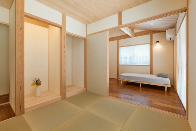 ▶木の温もりを感じる平屋の家
　全ての個室が南側に面するように計画をしております。
　扉を全開にすると、LDK･和室･個室1部屋が繋がり、
　一体的に使用が可能です。

　個室2,3は扉で分けているため１部屋としても使用できるように
　計画をしています。

・——————————————・

～美しい木の家に住もう。～
木を活かした家づくりを得意とする
愛知県の工務店です。
#パッシブデザイン 設計を基本とする
#健康 的で居心地の良い住まいをご提案しています。
土地探しや資金計画、わからないことは何でも
お気軽にご相談ください。
新築だけでなく、#リフォーム #リノベーション の
ご相談も承っております。

・——————————————・

□■株式会社ザイソウハウス■□
TEL：052-212-7221
kenchiku@zaiso-house.co.jp
https://www.zaiso-house.co.jp/

・——————————————・

#マイホーム　#マイホーム計画　#省エネ住宅　#パッシブ住宅　#パッシブデザイン　#木の家　#自然素材の家　#愛知工務店　#注文住宅　#愛知注文住宅　#家づくりアイデア　#新築　#平屋　#和室　#畳　#半畳畳　#真壁工法　#南向き個室　#扉間仕切　#造作建具　#ハイドア　#一体利用計画