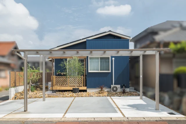 ▶西海岸風の海が似合う平屋の家

・——————————————・

～美しい木の家に住もう。～
木を活かした家づくりを得意とする
愛知県の工務店です。
#パッシブデザイン 設計を基本とする
#健康 的で居心地の良い住まいをご提案しています。
土地探しや資金計画、わからないことは何でも
お気軽にご相談ください。
新築だけでなく、#リフォーム #リノベーション の
ご相談も承っております。

・——————————————・

□■株式会社ザイソウハウス■□
TEL：052-212-7221
kenchiku@zaiso-house.co.jp
https://www.zaiso-house.co.jp/

・——————————————・

#マイホーム　#マイホーム計画　#マイホーム計画中の人と繋がりたい　#省エネ住宅　#パッシブ住宅　#パッシブデザイン　#木の家　#自然素材の家　#工務店　#愛知工務店　#名古屋工務店　#注文住宅　#愛知注文住宅　#名古屋注文住宅　#家づくりアイデア　#新築　#平屋　#外構　#外構計画　#ウッドデッキ　#ガルバリウム鋼板　#西海岸風　#玄関引戸