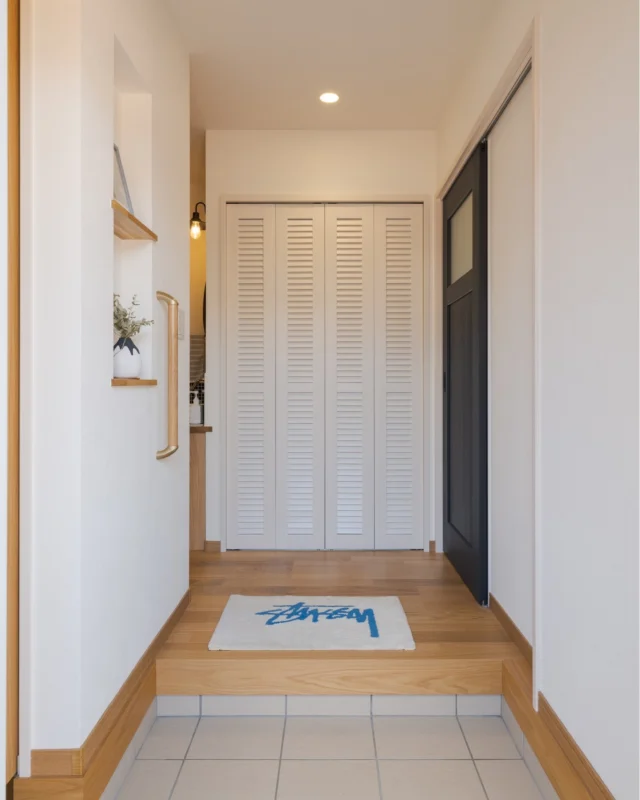 ▶西海岸風の海が似合う平屋の家

家族全員分の靴が収納できるシューズクローク
帰宅してすぐに手洗いができるように廊下に洗面コーナーを設置しています。
丸鏡と壁タイルがアクセントとなっておりお洒落な空間となっています。

・——————————————・

～美しい木の家に住もう。～
木を活かした家づくりを得意とする
愛知県の工務店です。
#パッシブデザイン 設計を基本とする
#健康 的で居心地の良い住まいをご提案しています。
土地探しや資金計画、わからないことは何でも
お気軽にご相談ください。
新築だけでなく、#リフォーム #リノベーション の
ご相談も承っております。

・——————————————・

□■株式会社ザイソウハウス■□
TEL：052-212-7221
kenchiku@zaiso-house.co.jp
https://www.zaiso-house.co.jp/

・——————————————・

#マイホーム　#マイホーム計画　#マイホーム計画中の人と繋がりたい　#省エネ住宅　#パッシブ住宅　#パッシブデザイン　#木の家　#自然素材の家　#工務店　#注文住宅　#愛知注文住宅　#名古屋注文住宅　#家づくりアイデア　#新築　#平屋　#シューズクローク　#洗面コーナー　#ニッチ　#玄関収納　#ウッドワン　#ピノアース