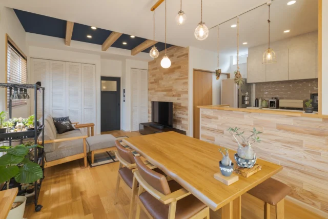 ▶西海岸風の海が似合う平屋の家
・木板ランダム張がアクセントのおしゃれな空間となっています
・部屋の隅には使い勝手の良いスタディコーナーを設置
・部屋全体が見渡せるようにキッチンを配置

・——————————————・

～美しい木の家に住もう～
木を活かした家づくりを得意とする
愛知県の工務店です。
#パッシブデザイン 設計を基本とする
#健康 的で居心地の良い住まいをご提案しています。
土地探しや資金計画、わからないことは何でも
お気軽にご相談ください。
新築だけでなく、#リフォーム #リノベーション の
ご相談も承っております。

・——————————————・

□■株式会社ザイソウハウス■□
TEL：052-212-7221
kenchiku@zaiso-house.co.jp
https://www.zaiso-house.co.jp/

・——————————————・

#マイホーム　#マイホーム計画　#マイホーム計画中の人と繋がりたい　#省エネ住宅　#パッシブ住宅　#パッシブデザイン　#木の家　#自然素材の家　#工務店　#注文住宅　#愛知注文住宅　#名古屋注文住宅　#家づくりアイデア　#新築　#平屋　#LDK　#アクセントクロス　#木板ランダム張　#スタディコーナー　＃梁表し　＃くつろぎスペース